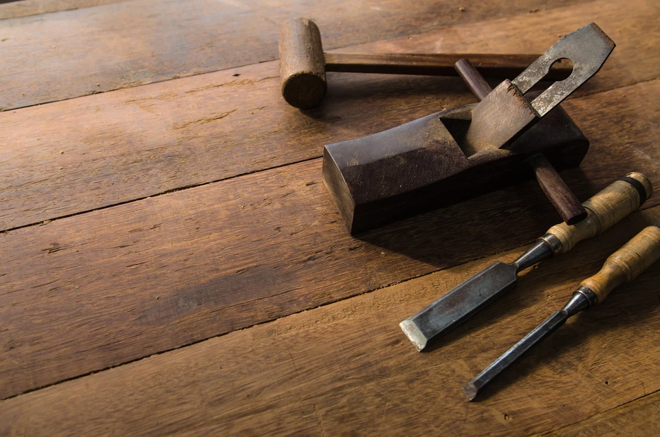 Le menuisier travaillait sur du mobilier en bois en studio , image au style Soft