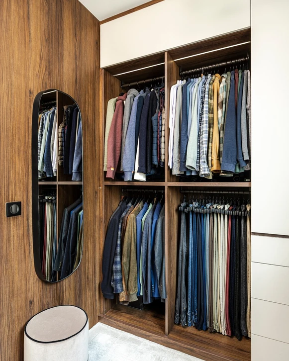 Dressing moderne avec rangement chaussures intégré, fauteuil à bascule turquoise, miroir pleine hauteur