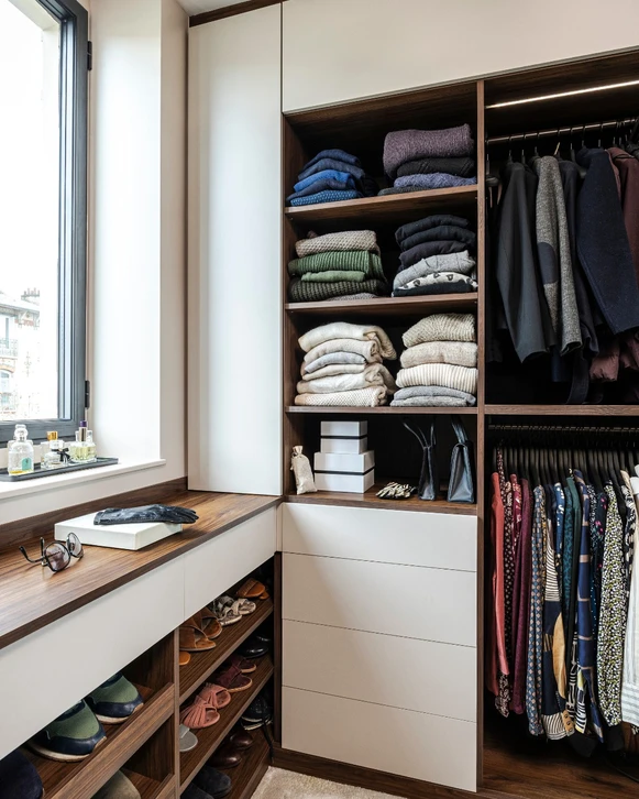 Dressing moderne sur mesure avec aménagement optimisé comprenant penderies doubles niveaux, étagères d'angle, tiroirs multiples et rangements compartimentés