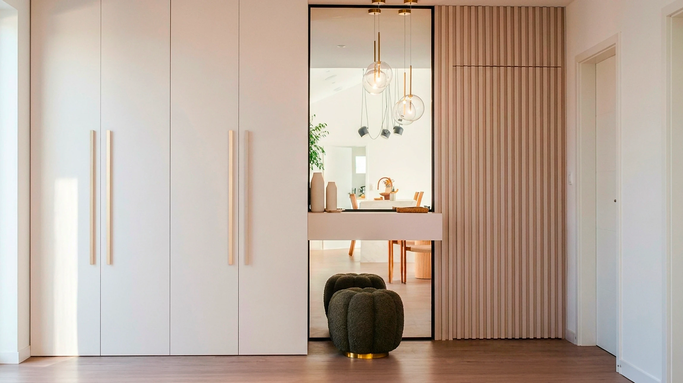 Dressing-room moderne avec rangements optimisés, vêtements suspendus sur tringles, éclairage LED intégré sous étagères