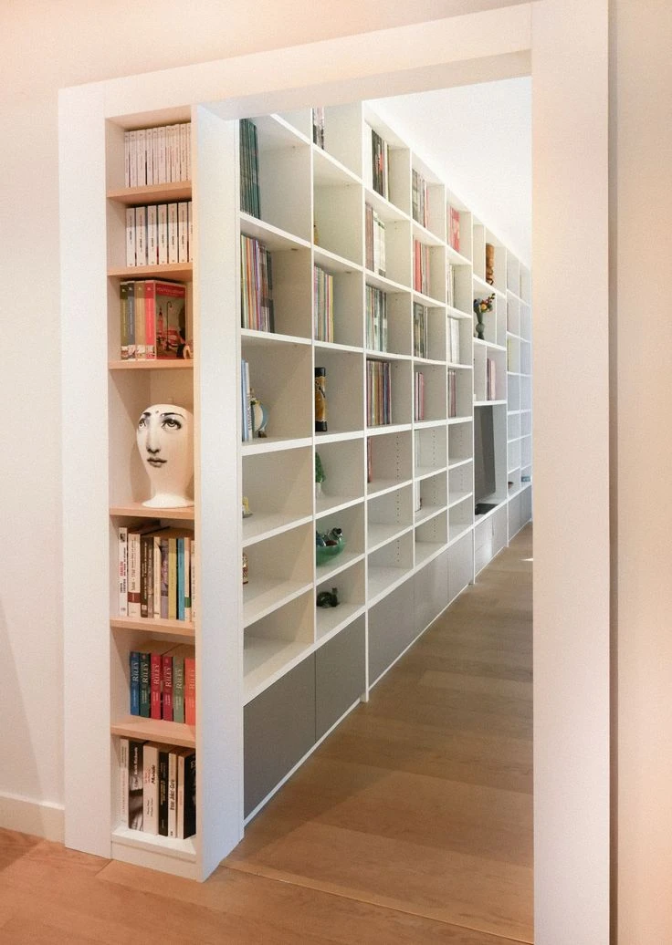 Intérieur moderne avec meuble de rangement modulaire en bois clair contre mur blanc