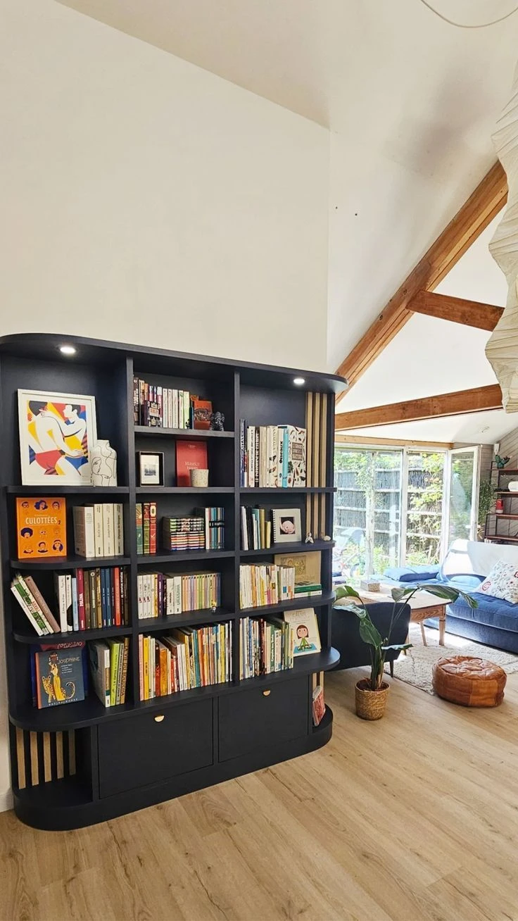 Intérieur moderne avec bibliothèque murale blanche intégrée, fauteuil jaune avec repose-pieds et panier en osier