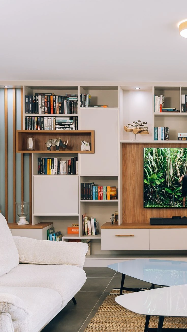 Bibliothèque privée luxueuse avec fauteuil en cuir capitonné, lampadaire à abat-jour crème, étagères murales remplies de livres reliés