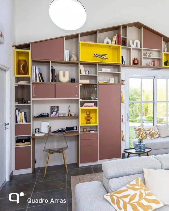 Collection de tables en bois de différents styles et finitions présentées sur fond blanc