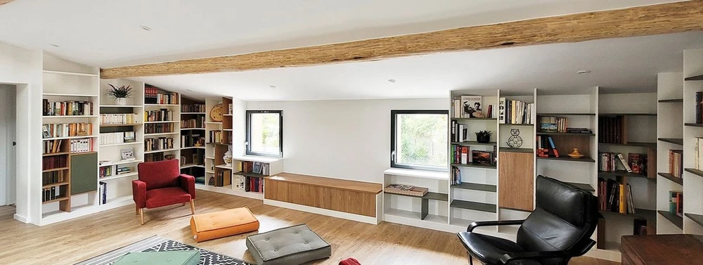 Intérieur moderne avec bibliothèque murale sur mesure en bois clair