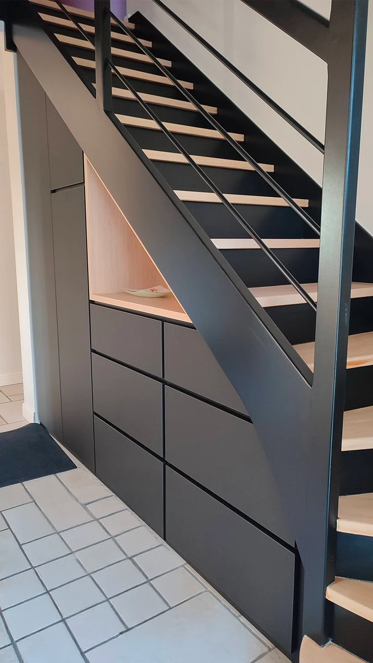 Deux personnes visualisent des meubles en réalité augmentée dans un showroom moderne