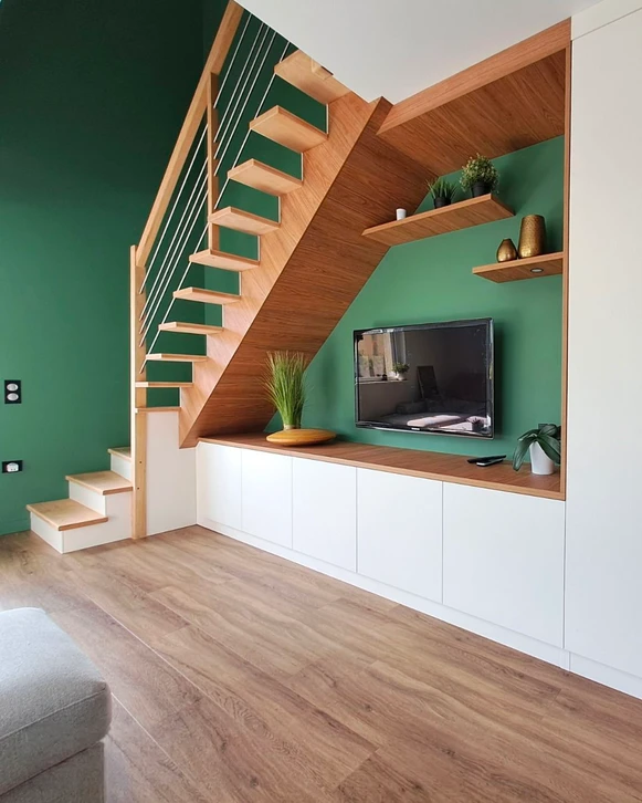 Femme en vêtements décontractés organisant ses chaussures dans un meuble de rangement blanc à compartiments