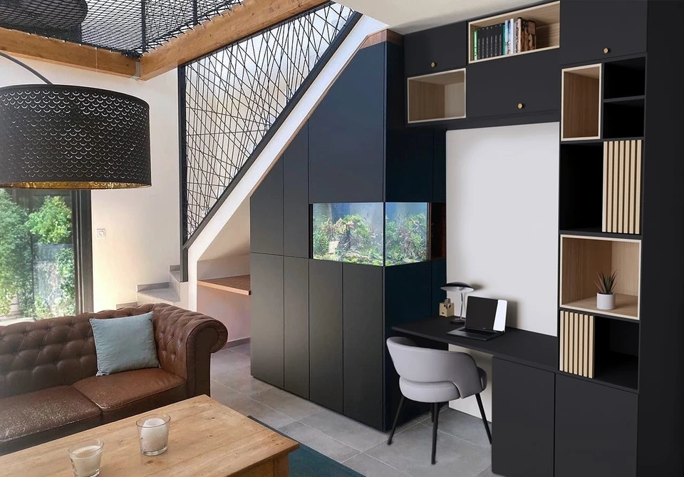 Dressing spacieux avec aménagement sur mesure comprenant penderies, étagères et tiroirs intégrés