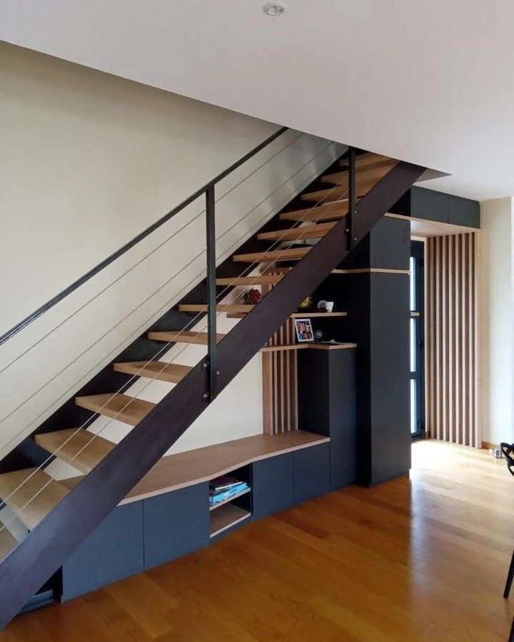 Intérieur résidentiel moderne avec escalier en bois massif intégrant rangements sous-marches