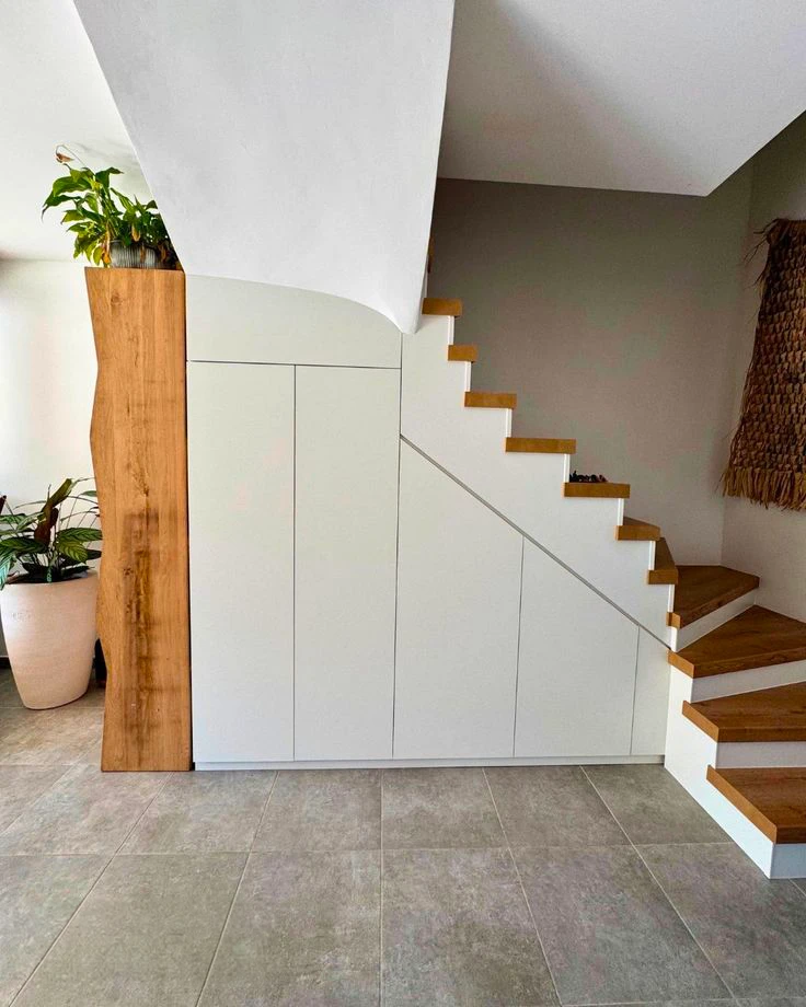 Intérieur résidentiel moderne avec escalier suspendu à structure métallique et marches en bois clair