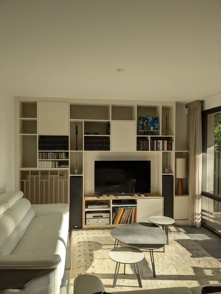 Photographie d'une salle à manger contemporaine avec une table rectangulaire en bois naturel ou contrasté, accompagnée de chaises design coordonnées, ensemble disposé dans un espace lumineux avec murs clairs. La composition doit mettre en évidence l'harmonie entre le mobilier et l'aménagement intérieur, illustrant un projet de décoration intérieure haut de gamme.