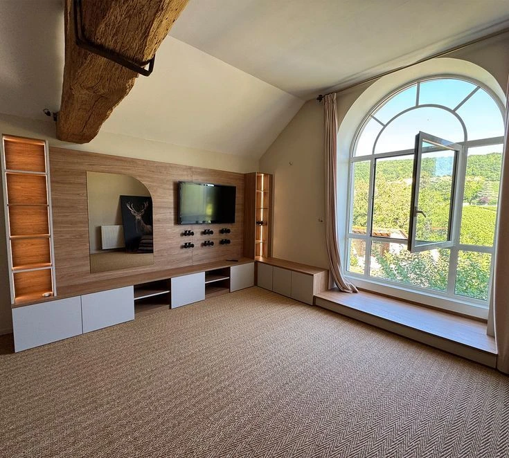 Salon moderne avec meuble TV mural rouge et noir, téléviseur à écran plat intégré dans niche blanche