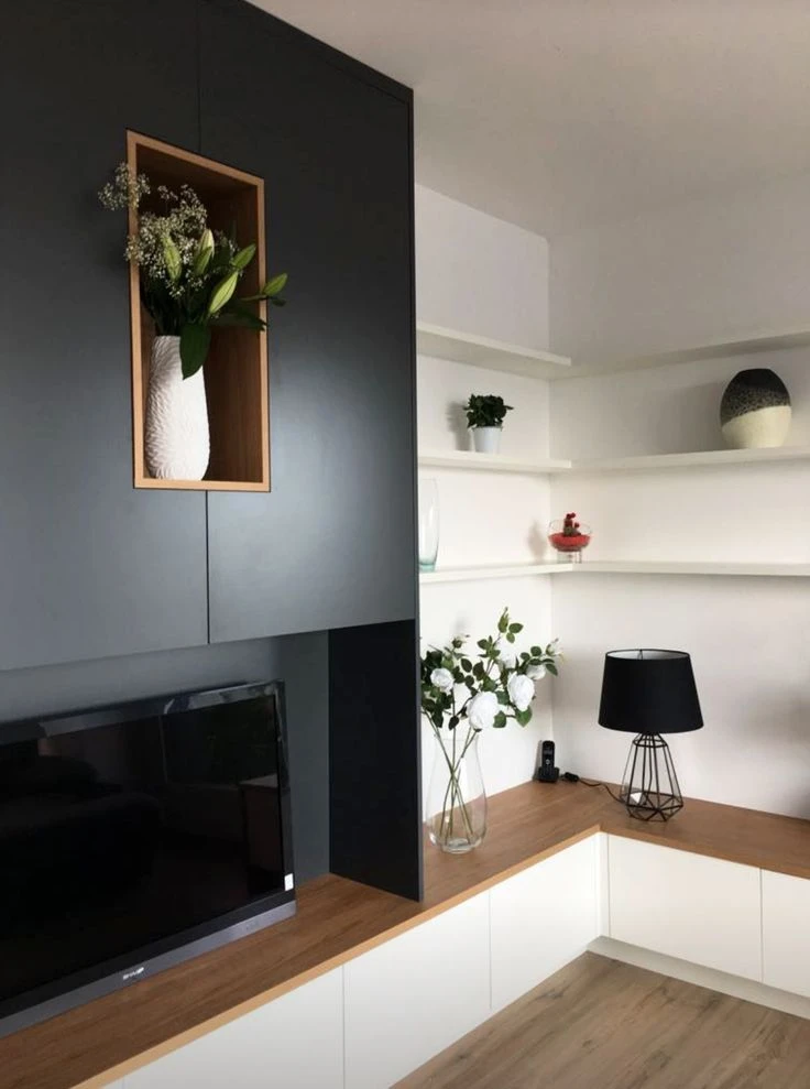 Salon moderne avec mobilier en bois massif comprenant armoires de rangement, bibliothèque murale, table basse et meuble TV