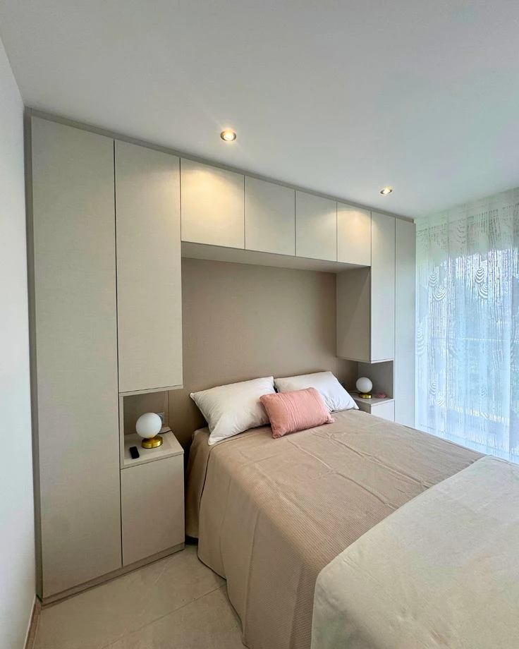 Intérieur élégant avec grand lit confortable et coiffeuse