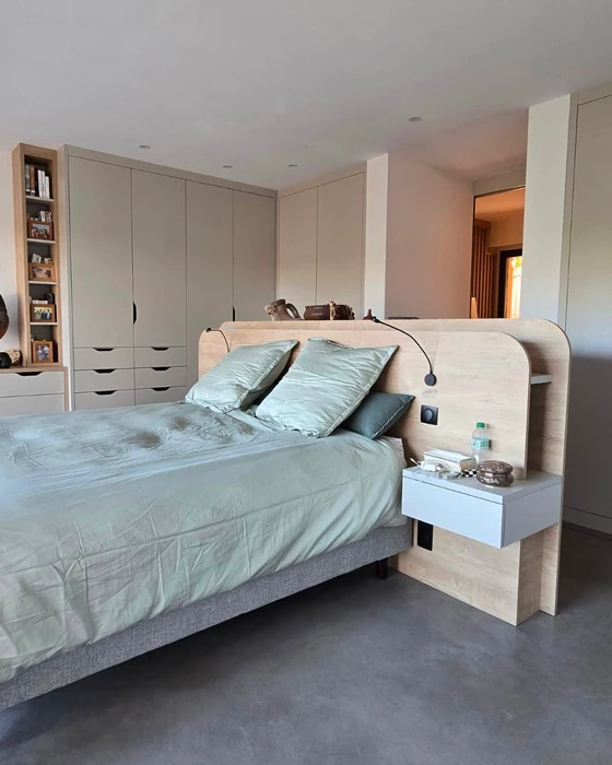 Chambre moderne minimaliste avec lit plateforme en bois, tête de lit intégrée et mur d'accent gris anthracite