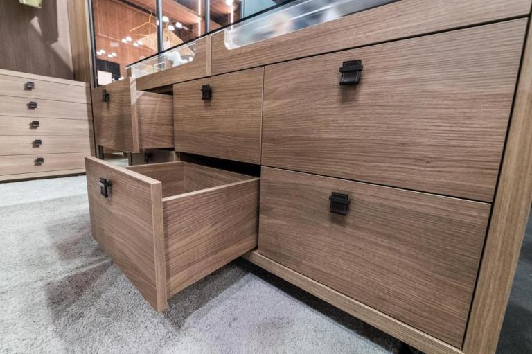 Vente de mobilier ou fabrication sur mesure, quelle option choisir ?